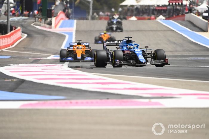 Fernando Alonso, Alpine A521, Daniel Ricciardo, McLaren MCL35M