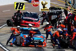 Kyle Busch, Joe Gibbs Racing Toyota, pitstop