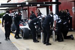 Jenson Button, McLaren MP4-31 en los pits