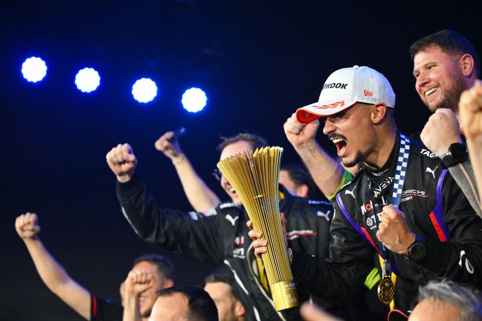 Race winner Pascal Wehrlein, Porsche Formula E Team, celebrates with his team on the podium