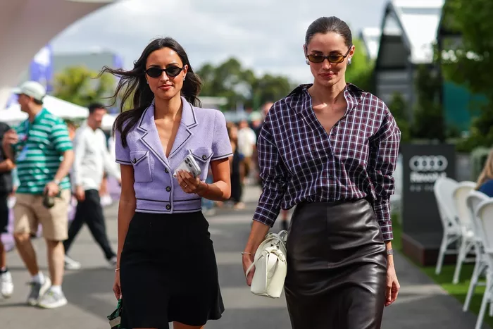 Alexandra Leclerc, épouse de Charles Leclerc (Monaco et Ferrari), marche dans le paddock avec Rebecca Donalds, mannequin et petite amie de Carlos Sainz (Espagne et Williams).