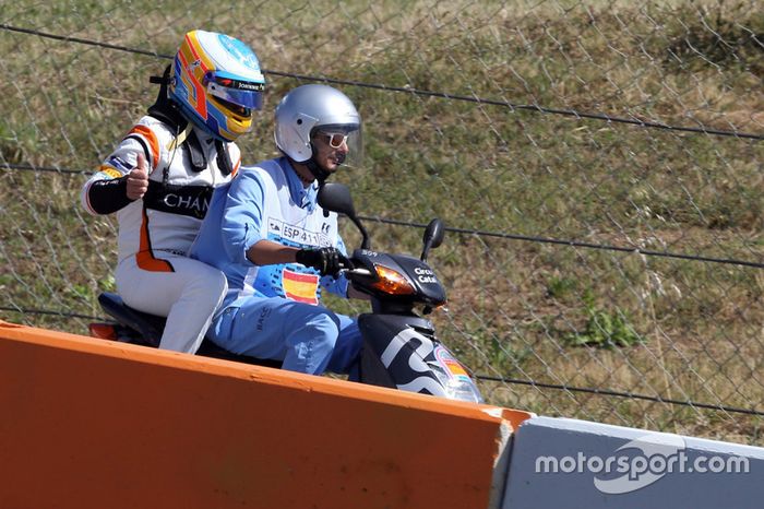 Fernando Alonso, McLaren MCL32 detenido en la pista en la FP1