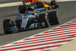 Valtteri Bottas, Mercedes AMG F1 W08 y Max Verstappen, Red Bull Racing RB13