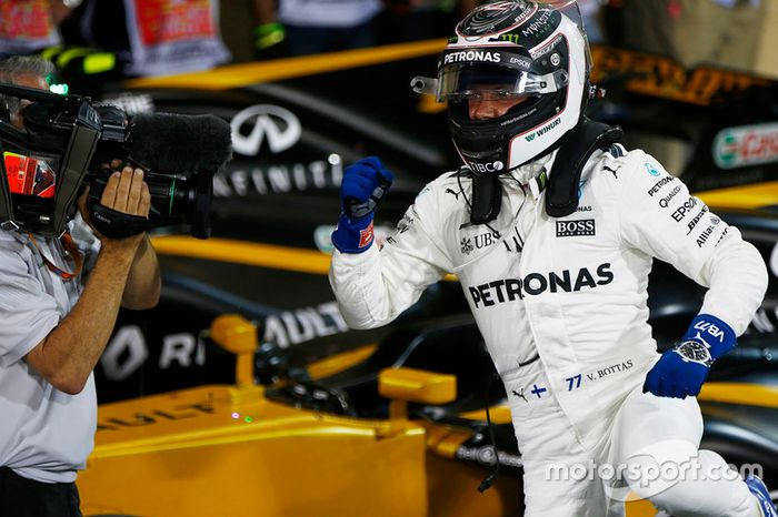 Ganador de la pole Valtteri Bottas, Mercedes AMG