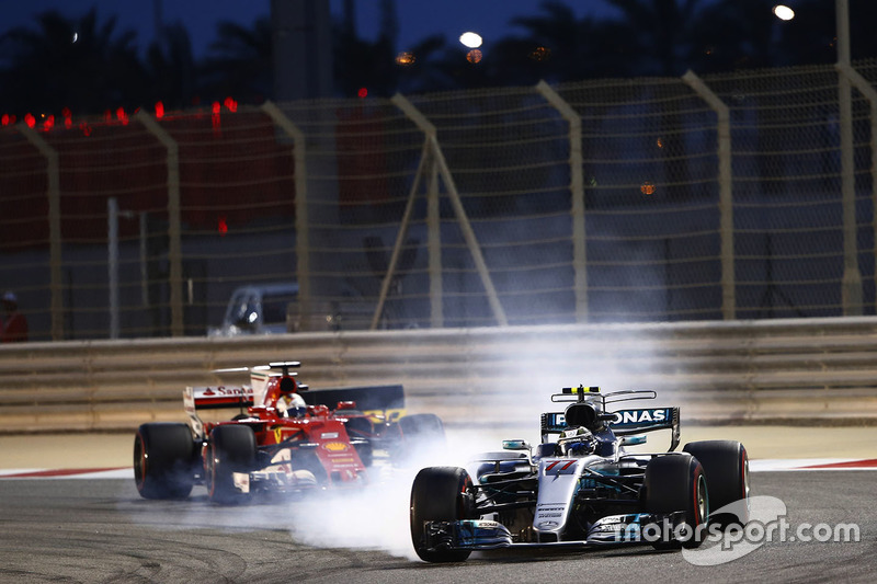 Valtteri Bottas, Mercedes AMG F1 W08, bloque les roues devant Sebastian Vettel, Ferrari SF70H