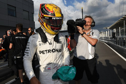 Le poleman Lewis Hamilton, Mercedes AMG F1 fête sa pole position dans le Parc Fermé