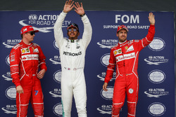 Pole sitter Lewis Hamilton, Mercedes AMG F1, Kimi Raikkonen, Ferrari and Sebastian Vettel, Ferrari c