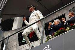 Ganador de la carrera Lewis Hamilton, Mercedes AMG F1  celebra en el podio
