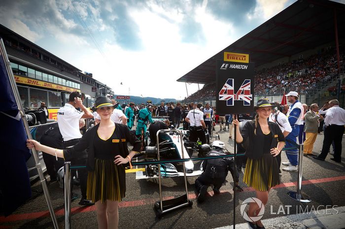 Chicas de la parrilla con Lewis Hamilton, Mercedes AMG F1