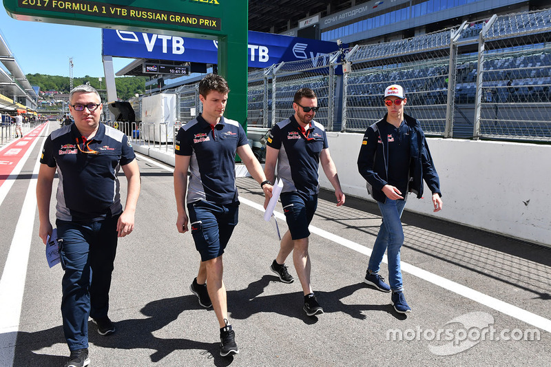 Daniil Kvyat, Scuderia Toro Rosso walks the track