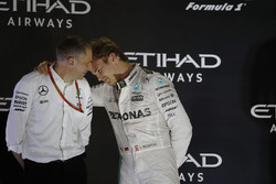 Нико Росберг, Mercedes AMG F1, и гоночный инженер Тони Росс