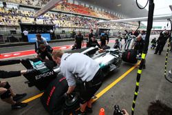 Lewis Hamilton, Mercedes AMG F1 W08, se recupera desde el pit lane por su equipo