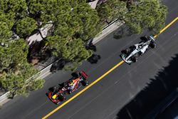 Daniel Ricciardo, Red Bull Racing RB13, Valtteri Bottas, Mercedes AMG F1 W08