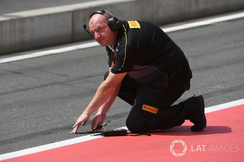 Pirelli engineer takes the track temperature