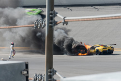 Марсель Фесслер з вогнегасником біжить до Corvette Racing Chevrolet Corvette C7.R №4 у вогні