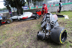 Машины McLaren MP4-31 Фернандо Алонсо, McLaren и Haas VF-16 Эстебана Гутьерреса, Haas F1 Team после