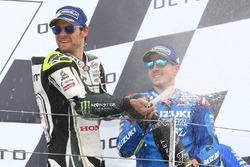 Podio: segundo lugar Cal Crutchlow, equipo LCR Honda, ganador de la carrera Maverick Viñales, equipo