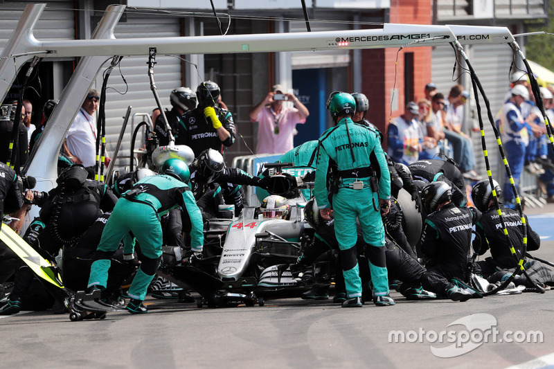 Lewis Hamilton, Mercedes AMG F1 W07 Hybrid fa un pit stop