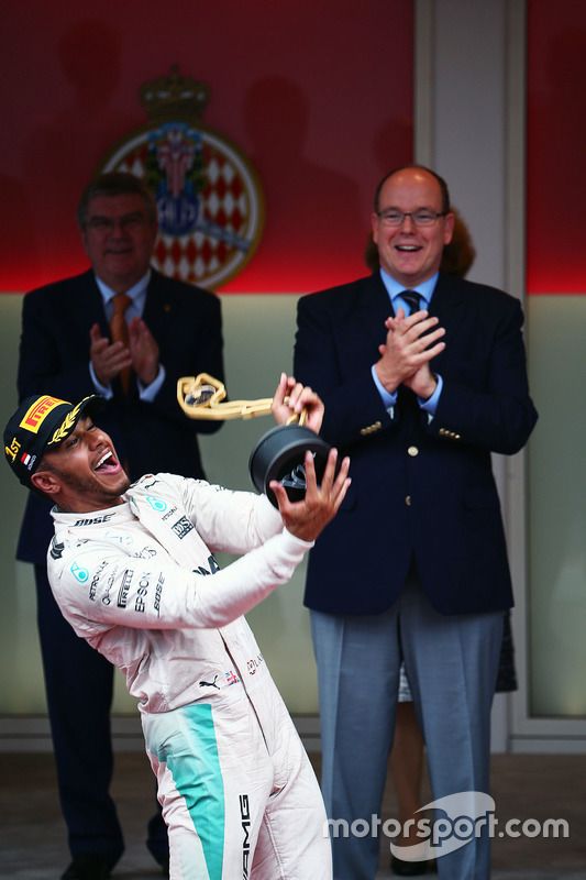 Ganador de la carrera Lewis Hamilton, Mercedes AMG F1 celebra en el podio