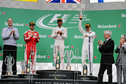 Il podio (da Sx a Dx): Sebastian Vettel, Ferrari, secondo; Lewis Hamilton, Mercedes AMG F1, vincitor