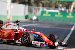Sebastian Vettel, Ferrari SF16-H con un sacchetto di plastica incastrato nell'ala anteriore