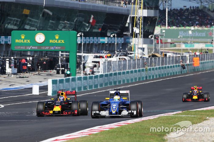 Marcus Ericsson, Sauber C35 y Daniel Ricciardo, Red Bull Racing RB12
