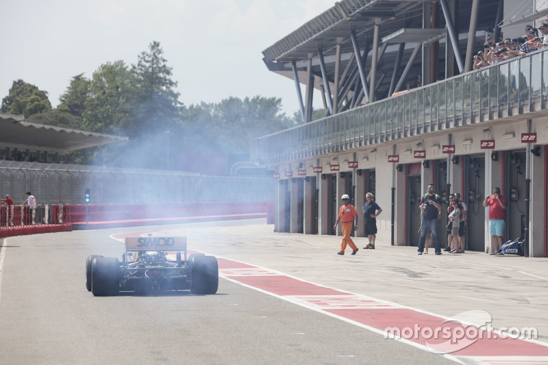 Monoposto storica in uscita dalla pit lane