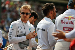 Nico Rosberg, Mercedes AMG F1 mentre la griglia osserva l'inno nazionale