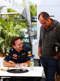 (L nach R): Christian Horner, Red Bull Racing Teamchef mit Gerhard Berger