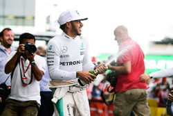 Le vainqueur Lewis Hamilton, Mercedes AMG F1 fête sa victoire avec l'équipe