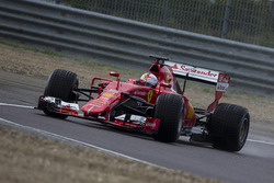 Sebastian Vettel, Ferrari, testet Pirelli-Reifen für 2017