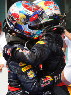 Max Verstappen, Red Bull Racing fête sa troisième place avec son équipier deuxième, Daniel Ricciardo, Red Bull Racing, dans le Parc Fermé