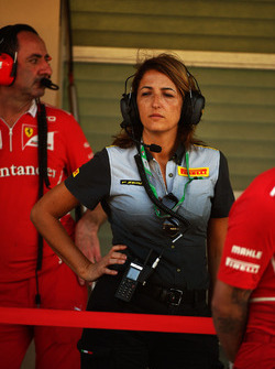 Une ingénieure Pirelli et un directeur technique