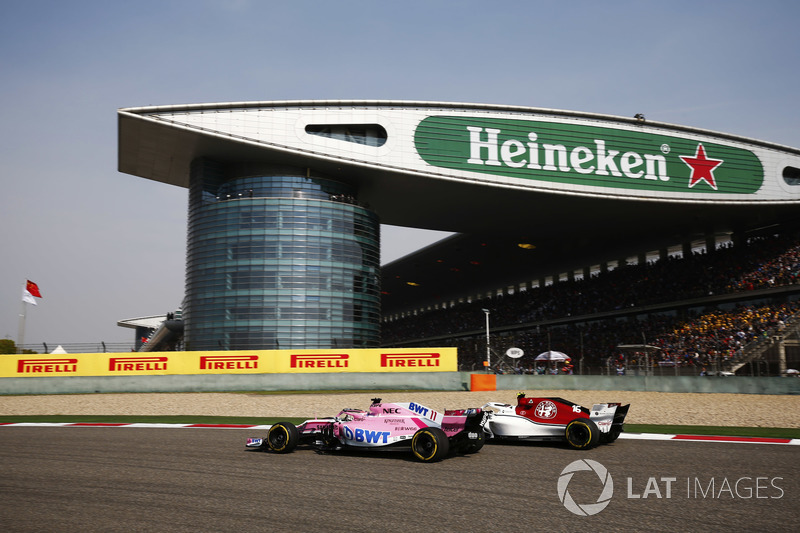 Sergio Perez, Force India VJM11 Mercedes, precede Charles Leclerc, Sauber C37 Ferrari