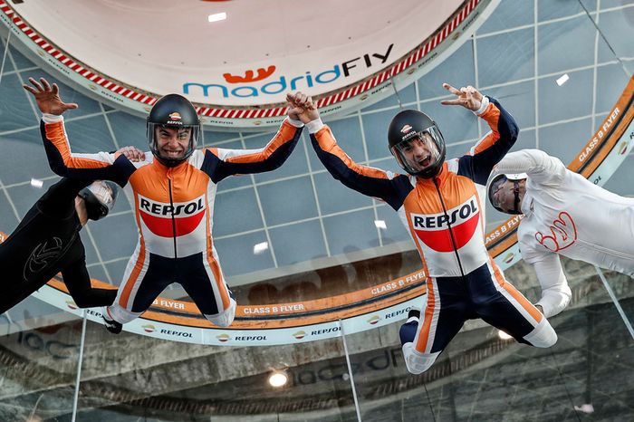 Marc Márquez y Dani Pedrosa durante el evento de Repsol en 'Fly Madrid'