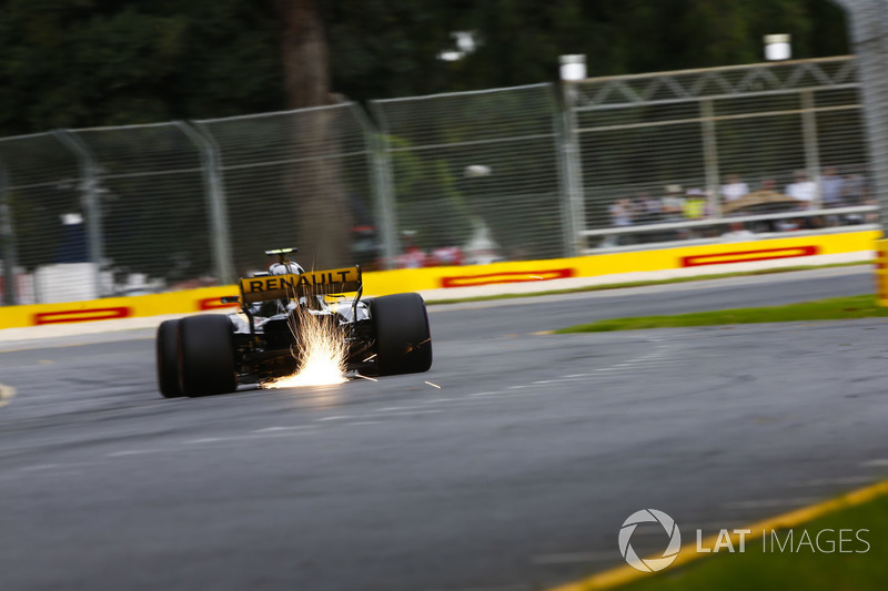 Carlos Sainz Jr., Renault Sport F1 Team R.S. 18., sacando chispas