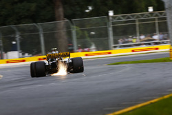 Carlos Sainz Jr., Renault Sport F1 Team R.S. 18., strikes up sparks