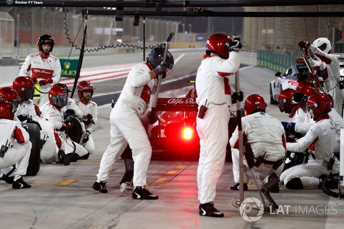 Charles Leclerc, Sauber C37 Ferrari, lascia il box dopo la sosta