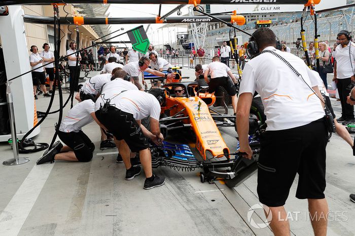 Stoffel Vandoorne's McLaren MCL33 Renault, practicando un pit stop