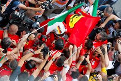 Sebastian Vettel, Ferrari, fête sa victoire dans le Parc Fermé