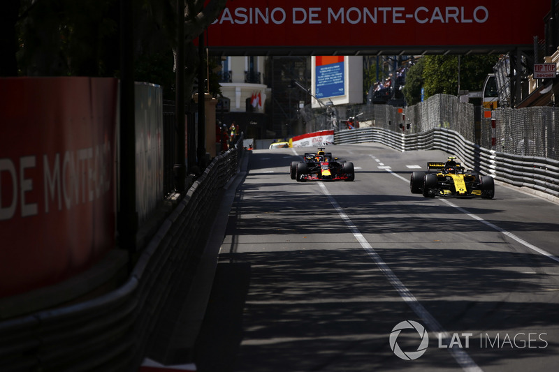 Carlos Sainz Jr., Renault Sport F1 Team R.S. 18., leads Daniel Ricciardo, Red Bull Racing RB14