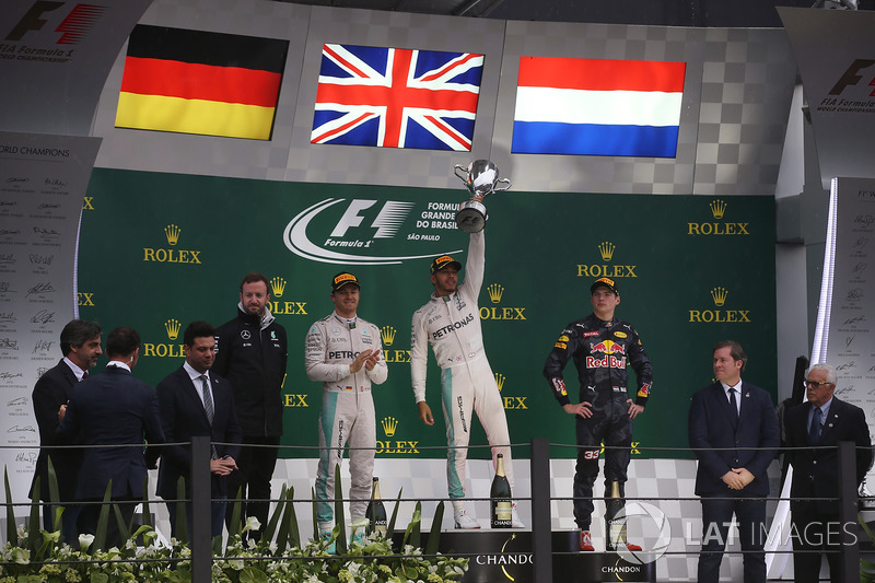 Podium : le second Nico Rosberg, Mercedes AMG, le vainqueur Lewis Hamilton, Mercedes AMG, et le troisième Max Verstappen, Red Bull Racing