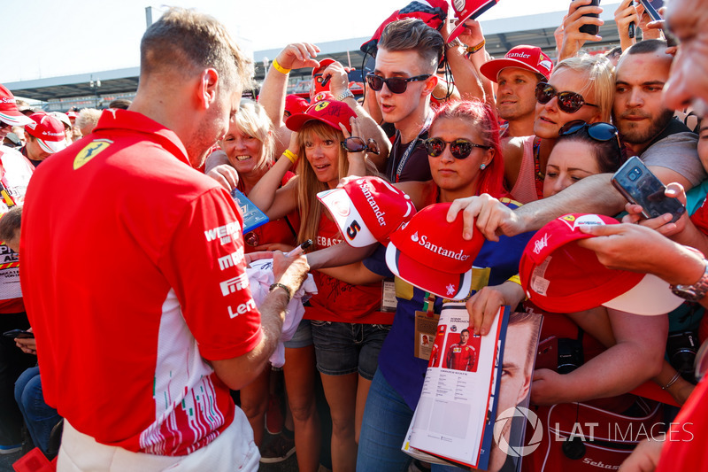 Sebastian Vettel, Ferrari, con sus fans