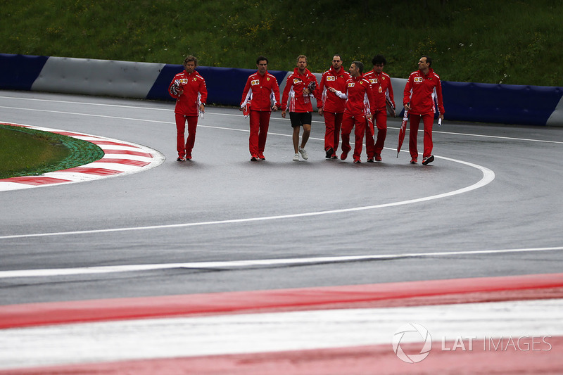 Sebastian Vettel, Ferrari, cammina lungo il circuito