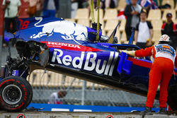 Marshals verwijderd de beschadigde auto van Brendon Hartley, Toro Rosso STR13, terwijl de versnellingsbak eraan hangt