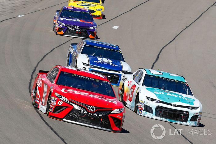 Daniel Suárez, Joe Gibbs Racing, Toyota Camry Coca-Cola y Austin Dillon, Richard Childress Racing, C