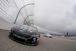 Kurt Busch, Stewart-Haas Racing Ford leads the field to green