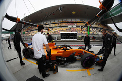 Les mécaniciens McLaren dans la voie des stands avec Stoffel Vandoorne, McLaren MCL33 Renault
