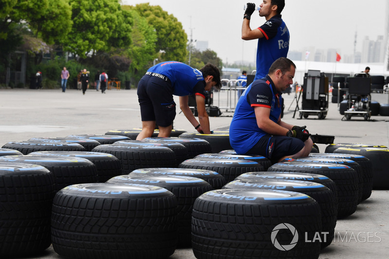 Scuderia Toro Rosso mechanics and Pirelli tyres