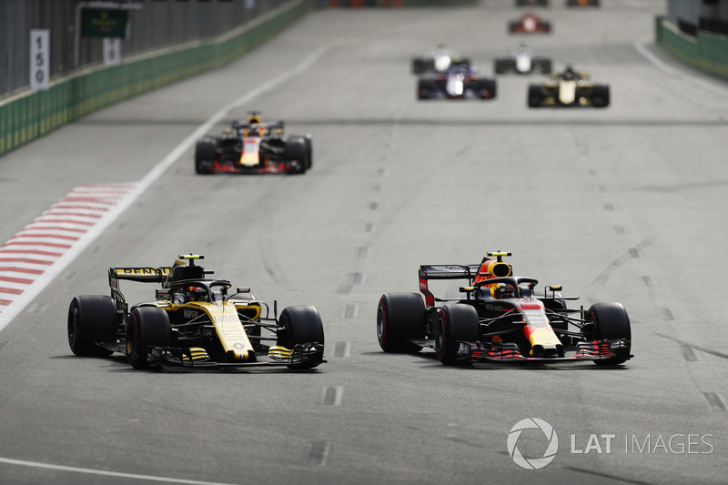 Max Verstappen, Red Bull Racing RB14 Tag Heuer, Carlos Sainz Jr., Renault Sport F1 Team R.S. 18